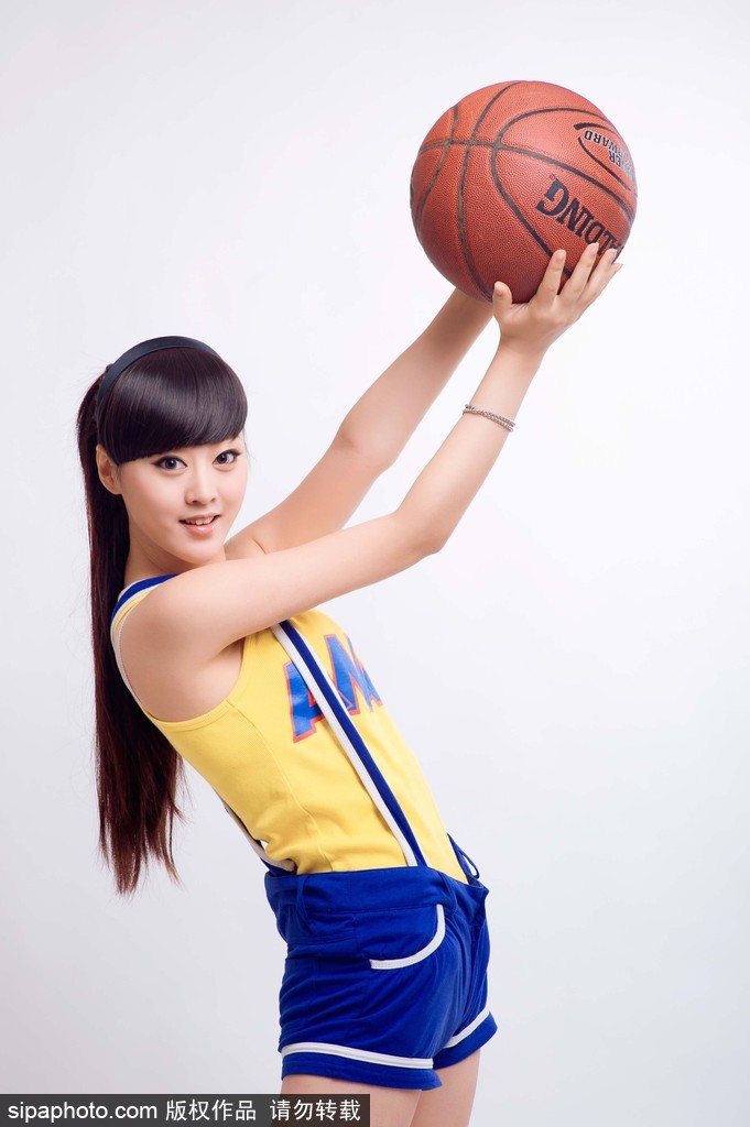 李昕瑶双手抱着亚运吉祥物乐羊羊，对着镜头俏皮地眨眼睛，笑容甜得像能挤出蜜来，仿佛在用这个可爱的动作给大家加油打气。