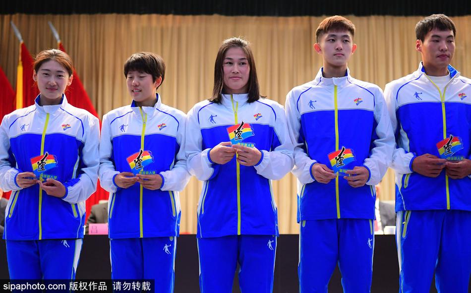 辽宁男篮全队在表彰大会现场展示最具影响力运动队奖奖牌，大家精神抖擞，展现了新科全运会冠军的昂扬斗志和团队凝聚力。