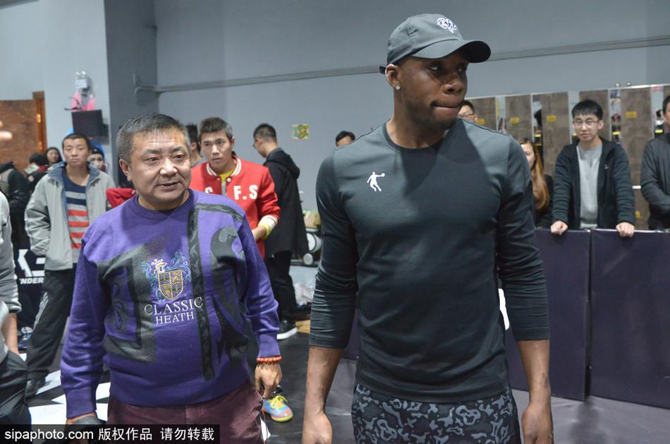 哈德森扬手命中三分，篮球在空中划出优美弧线，对面的男球迷举着篮球跃跃欲试，现场气氛热烈。