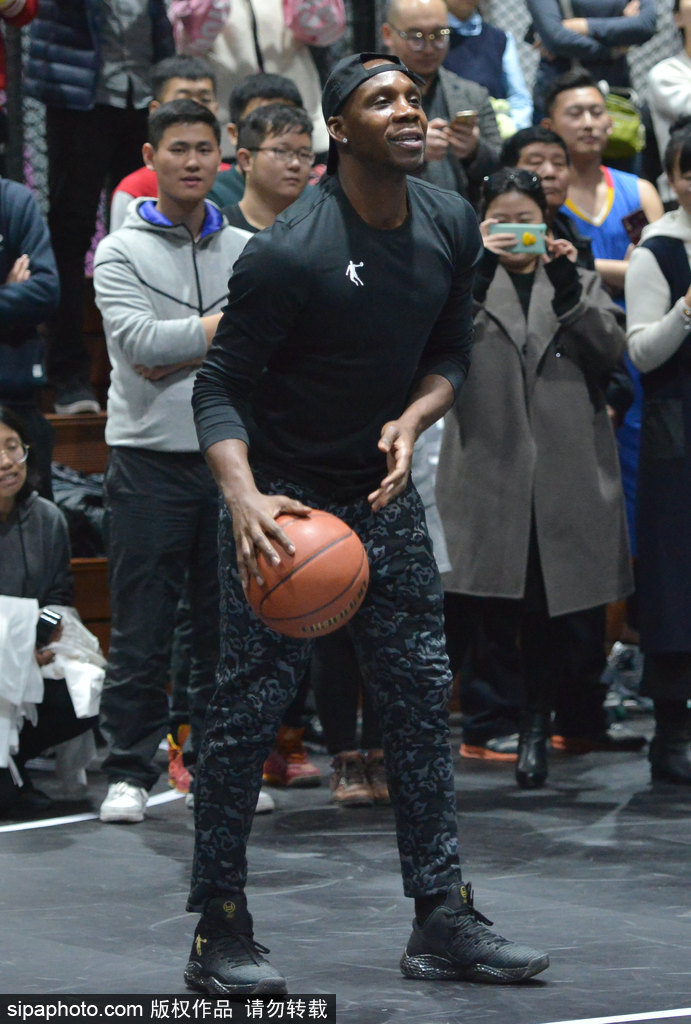 哈德森在一轮投篮后咧嘴大笑，露出标志性的牙齿，挥手向四周的球迷致意，沈阳的冬日因篮球而变得火热。