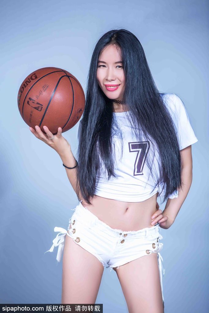 双人组合俏皮互动,青春气息透过屏幕扑面而来