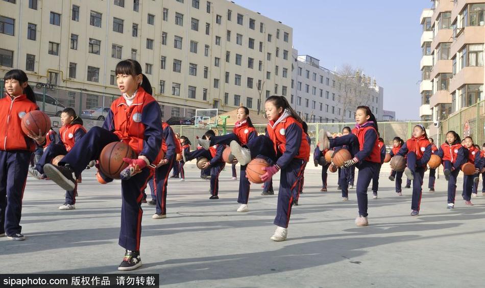 在队列变换的间隙,几名小球员被镜头捕捉到了开心的瞬间。他们一边熟练地控制着篮球,一边露出灿烂纯真的笑容,那发自内心的喜悦感染着屏幕前的每一个人,仿佛在说:看,运动就是这么快乐!