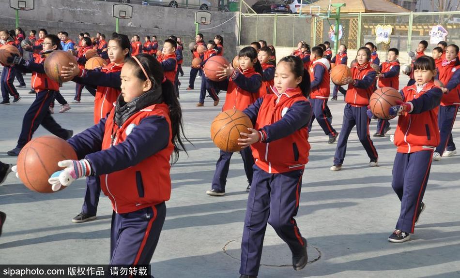 表演接近尾声,孩子们高高举起手中的篮球,组成一片壮观的“球林”。在蓝天和教学楼的映衬下,无数个橙色的篮球仿佛一个个升腾而起的梦想,为这场精彩的篮球操画上了一个圆满而充满希望的句号。