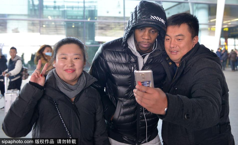 郭艾伦走出通道，看到满眼绿色的海洋，脸上瞬间绽放出灿烂又略带羞涩的笑容。