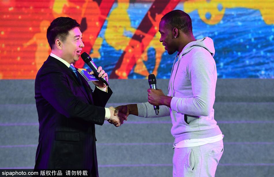 肇俊哲专注地看向远方，作为辽足的代表人物，他在运动汇现场传递着坚韧不拔的足球精神