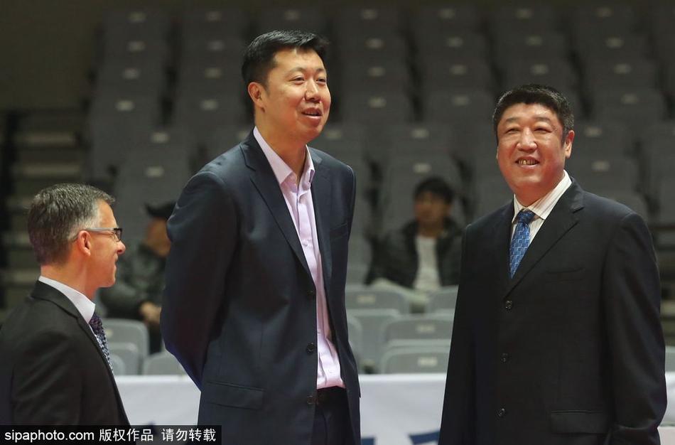 王治郅与江苏同曦外援希克森在场边交流，大郅用手指向场上比划，似乎在探讨刚才的某个进攻跑位，沟通跨越了语言障碍。