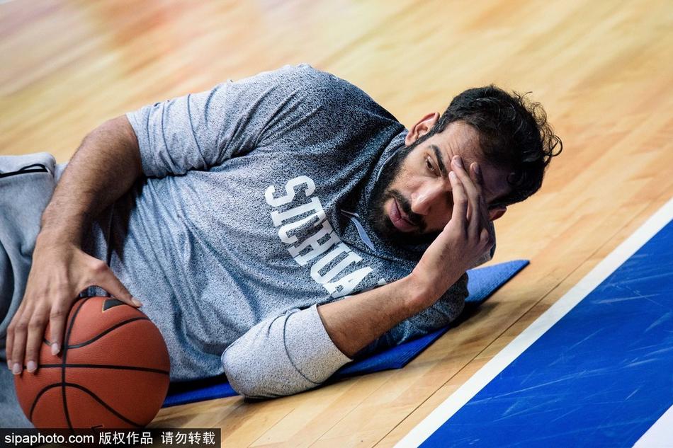 助理教练手持战术板,为结束训练的球员进行最后复盘,板子上密密麻麻的线条和数字,是球队针对山东队精心布置的防守策略和进攻套路。