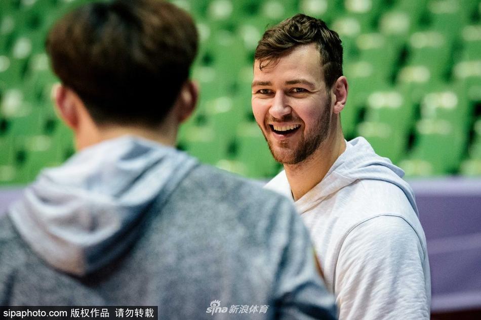 山东大汉陶汉林在对抗训练中旱地拔葱，双手如同铁钳紧抱篮球，展现了中国小鲨鱼在内线翻江倒海般的统治力。