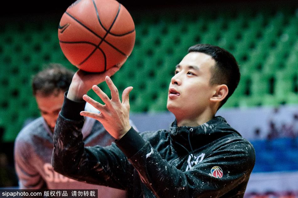 老将孟达在训练中舒展手臂完成跳投,皮球在空中划出完美弧线,这位神射手用依旧稳定的姿势诉说着‘家有一老,如有一宝’的球队底蕴。