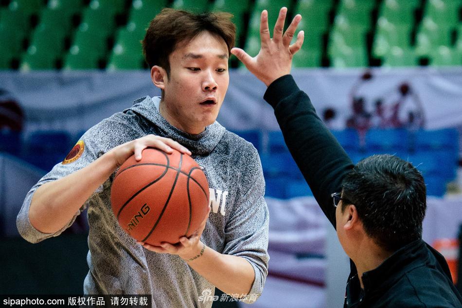 在成都寒冷的冬夜，山东省体育馆的场地内热气腾腾，丁彦雨航眼神如炬，在拉伸中积蓄着即将爆发的能量。