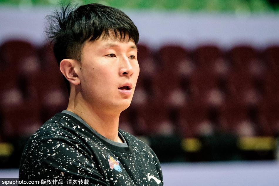 全队球员围成一圈,手臂相搭,在教练组带领下高喊口号,团队凝聚力在这一刻尽显,仿佛在向外界宣告:我们将为家乡荣誉战斗至最后一刻。