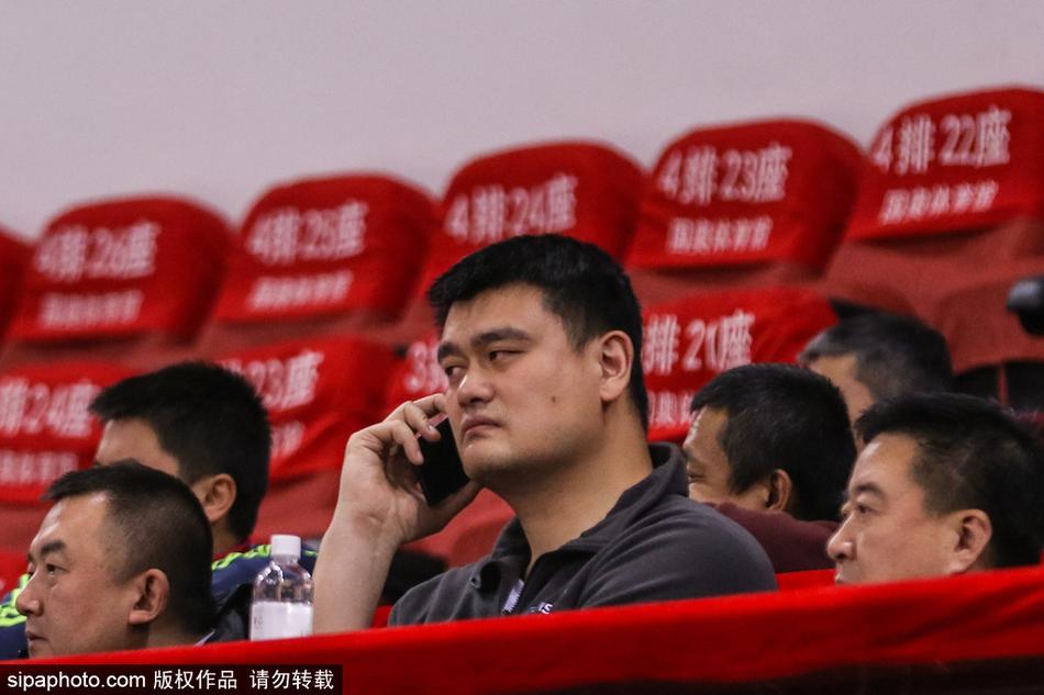 比赛结束后，姚明在安保人员的陪同下准备离开看台，他的背影坚定而沉稳，预示着中国篮球改革之路虽然漫长，但正一步一个脚印地向前迈进。