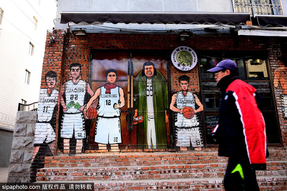 沈阳街头，巨幅漫画墙前，身披军大衣的韩德君如同一位扛着板砖的球场老大爷，眼神里写满了“谁与争锋”的霸气。