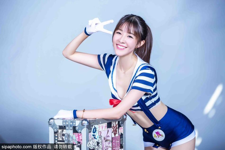 全体参与拍摄的啦啦队员们在球场中央集合，她们摆出充满活力的队形，水手服在球场灯光的照耀下格外亮眼，这张大合影完美记录了2017年岁末这一充满意义的为男篮客场告捷助威的瞬间。