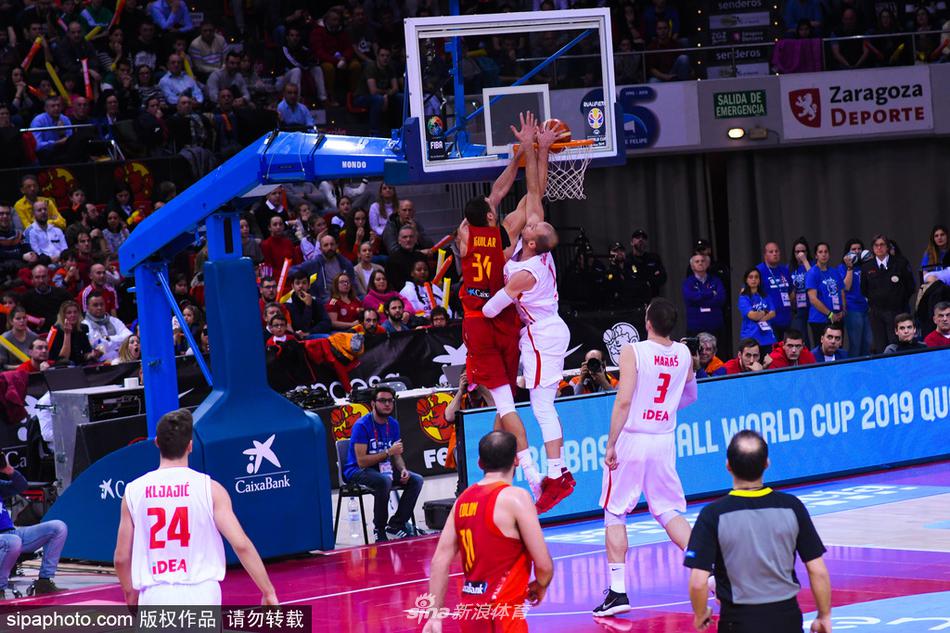 西班牙队主教练斯卡里奥罗在场边激情指挥,他张大嘴巴对着场内球员呼喊战术,手势坚定有力,展现出运筹帷幄的自信。