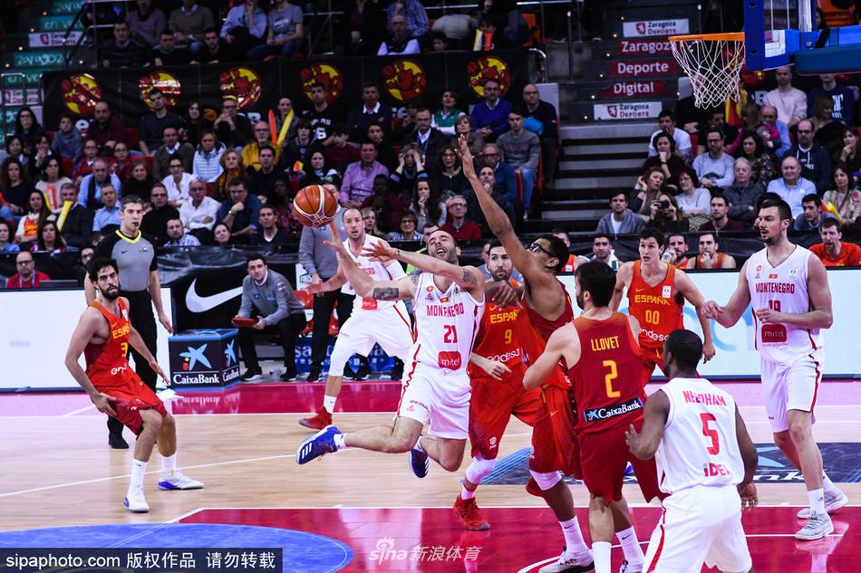 西班牙队后卫在严密防守下强行突破,他犀利的眼神直视篮筐,黑山队两名球员的包夹也无法阻挡他前进的步伐。