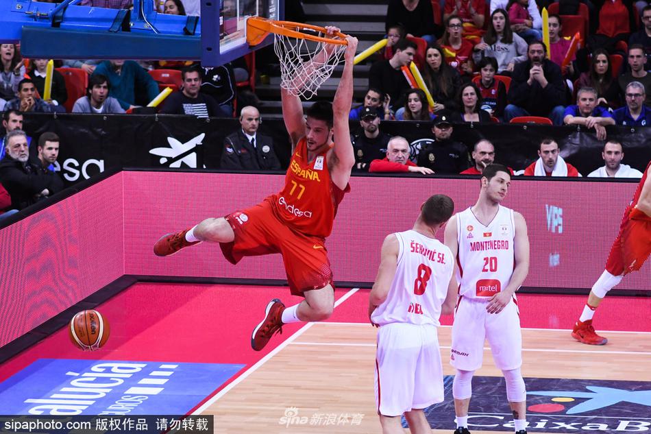 黑山队球员神情落寞地走下球场,汗水浸透了球衣,背后的巨大比分牌显示着79-67,失利的不甘写在他的脸上。