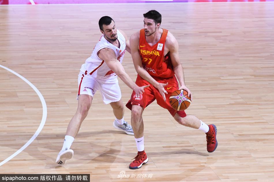 黑山队中锋在西班牙队的内线强打,他凭借强壮的身体卡住位置,高高跃起试图完成双手暴扣,西班牙队的防守球员只能仰视。