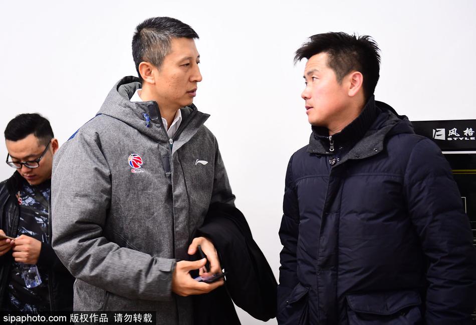 辽宁男篮主教练郭士强面带微笑鼓掌，为参加市民运动会表演的小运动员们送上鼓励与认可