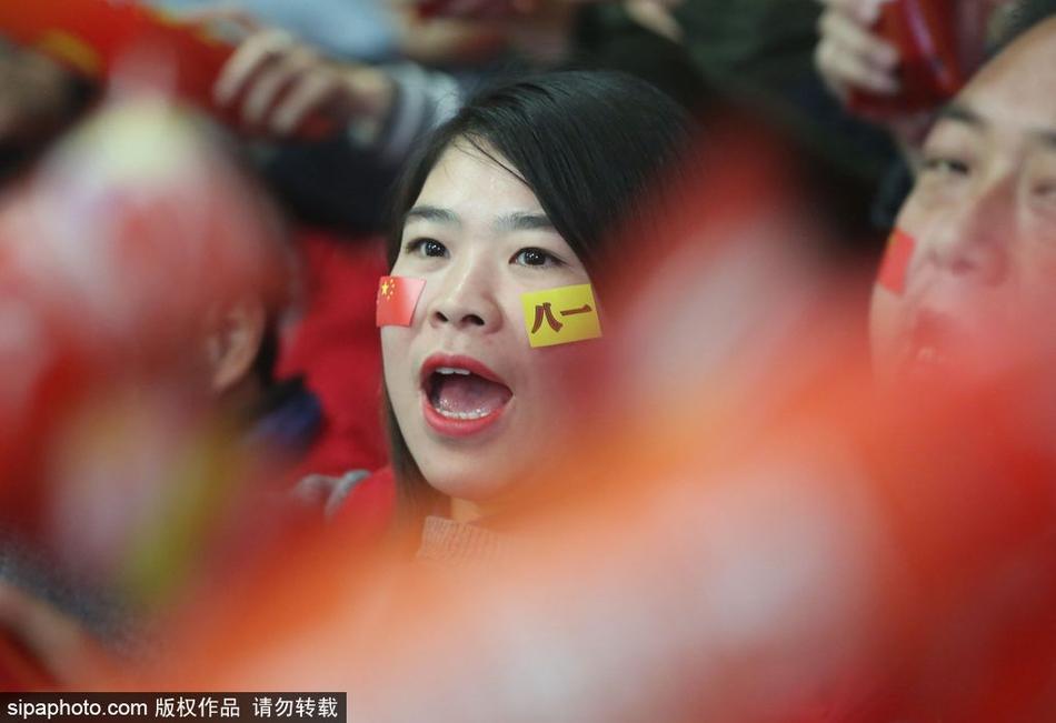 尽管主队比分落后，这位妆容精致的短发美女球迷依然托腮凝望赛场，眼神中没有责备只有坚定，仿佛在用沉默传递着不离不弃的支持。