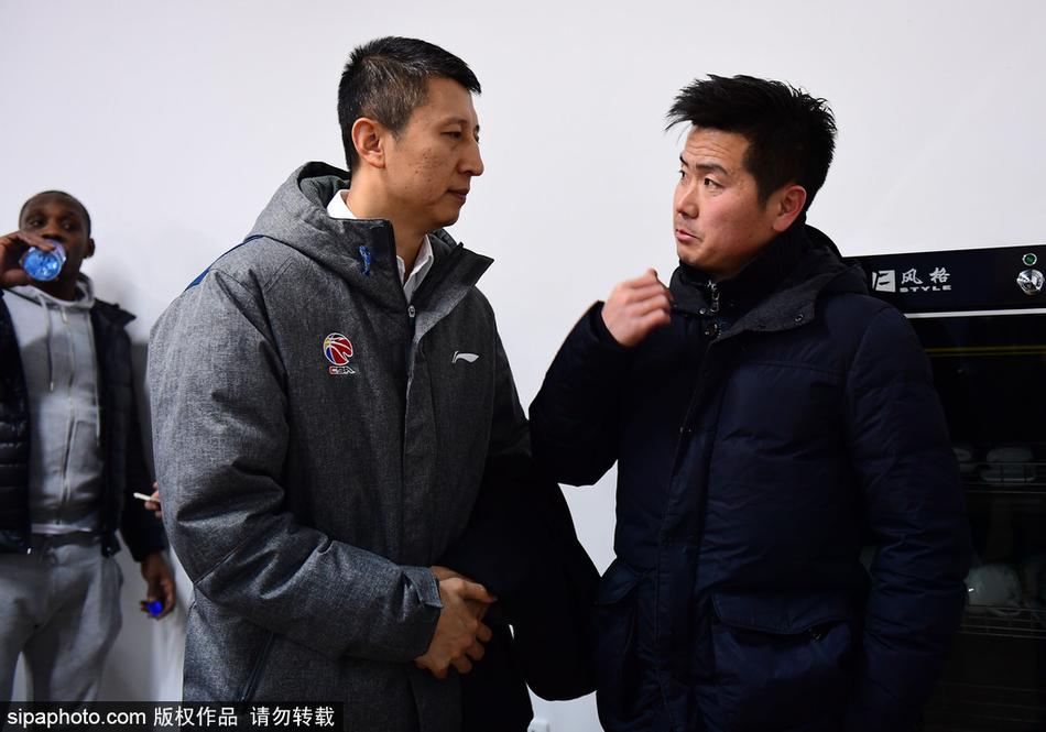 哈德森在人群中露出灿烂笑容与粉丝互动，他手中的篮球仿佛连接起职业体育与大众健身的桥梁