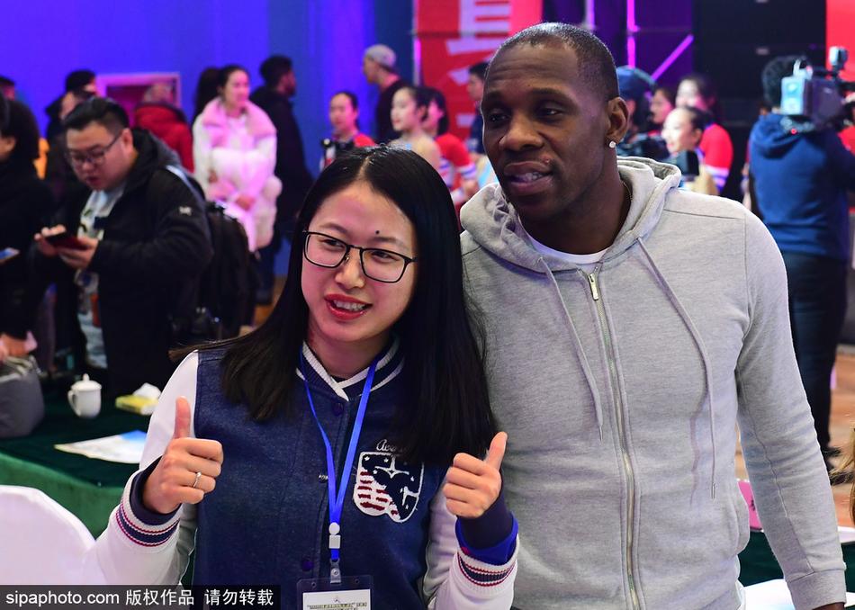 哈德森身披辽宁队战袍现身全民健身中心，手托篮球眼神坚定，引来现场粉丝阵阵欢呼