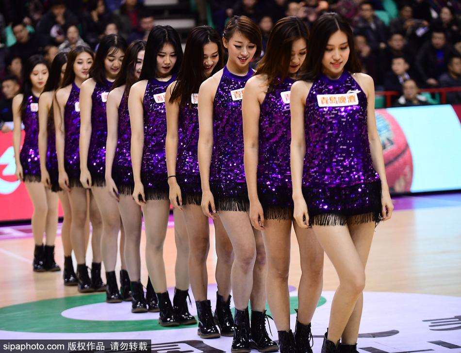 镜头捕捉到宝贝们候场时的一刻，她们席地而坐，利用最后一点时间复习动作要领，专注的神情中透露出对职业的敬畏与热爱