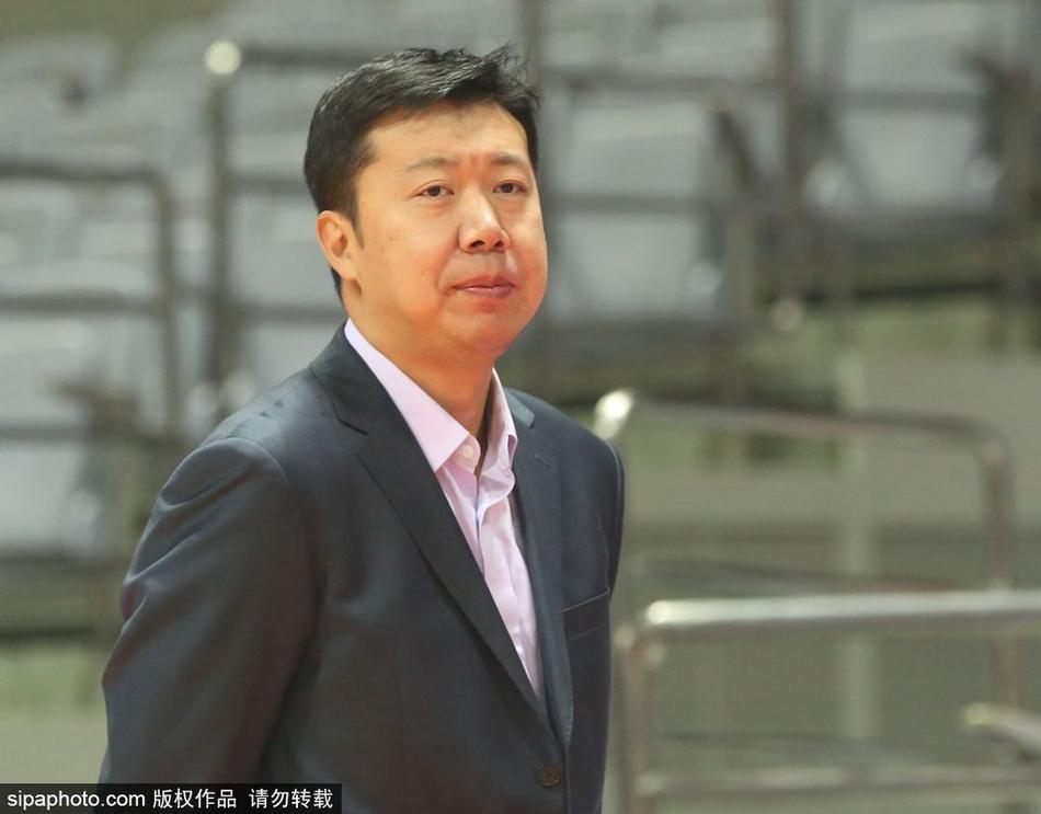 训练馆的灯光打在大郅的脸上,勾勒出他那历经岁月却依然坚毅的轮廓,他就像一部行走的中国篮球编年史,安静地翻阅着眼前这些年轻球员的未来篇章。