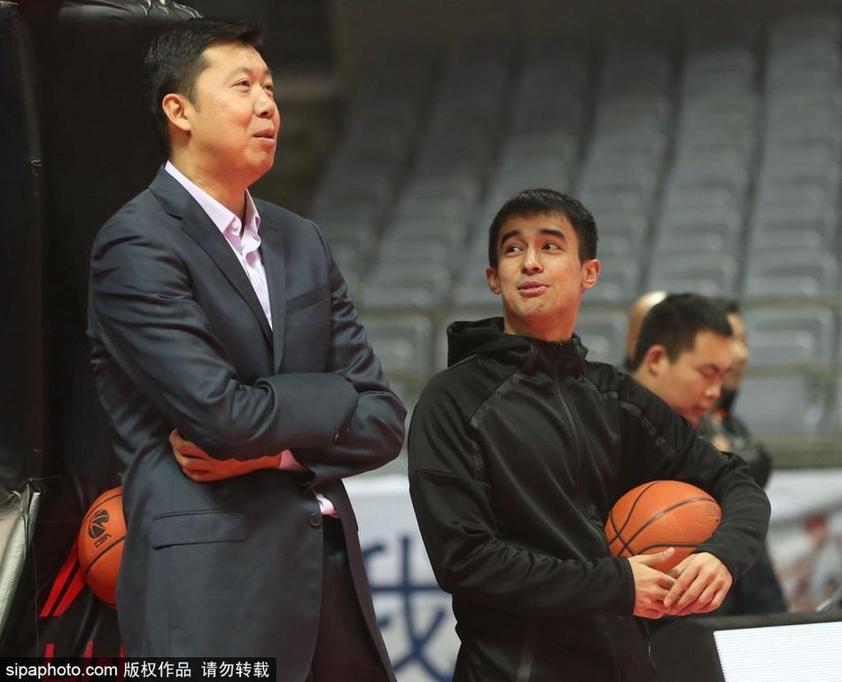 面对身边人的交谈,大郅转过头认真倾听,眉宇间透出一股英气,即使在嘈杂的训练馆里,他依然保持着那份独特的儒雅与从容。