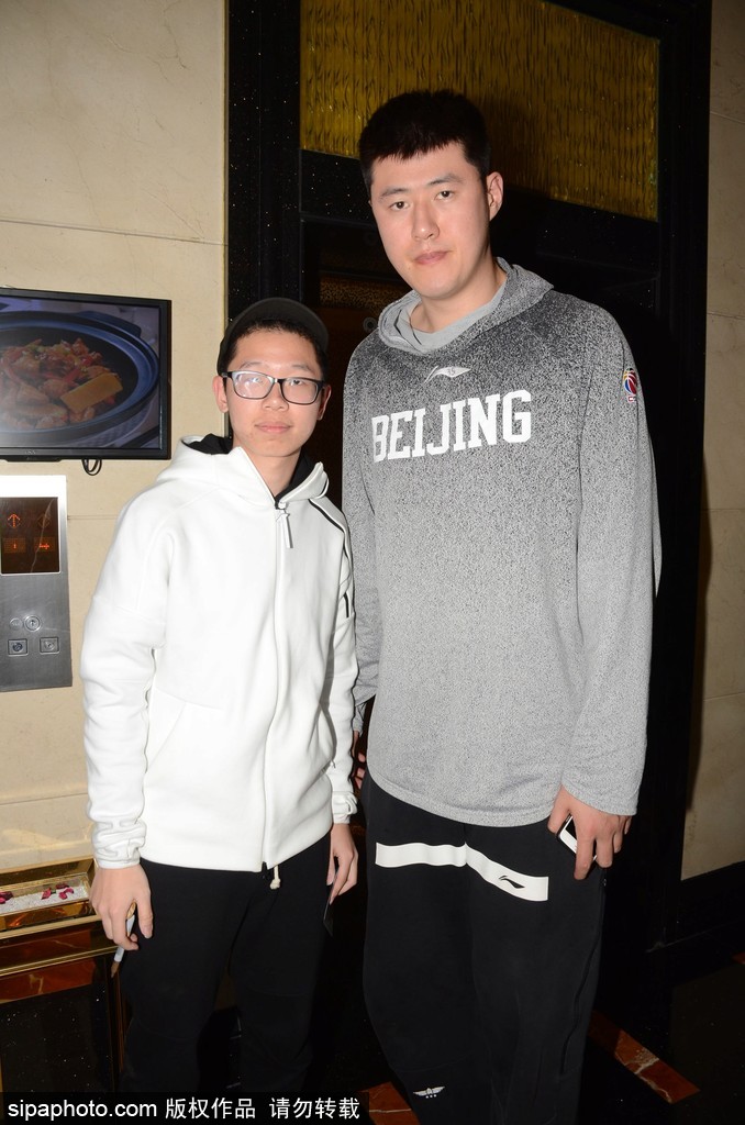 翟晓川与方硕同框为球迷签名，两人均面带微笑，默契十足，尽显北京双星风采