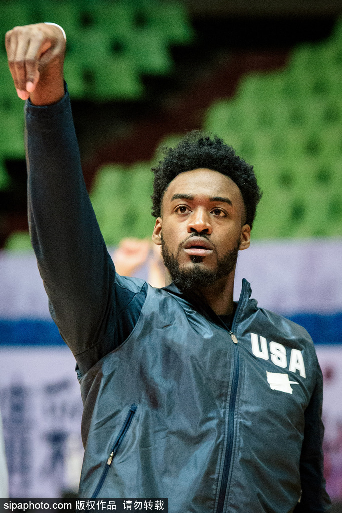 小将左朕年表情严肃地进行拉伸训练,紧绷的肌肉线条彰显着年轻的力量,他正蓄势待发,渴望在强敌面前证明自己,为球队注入新鲜活力。