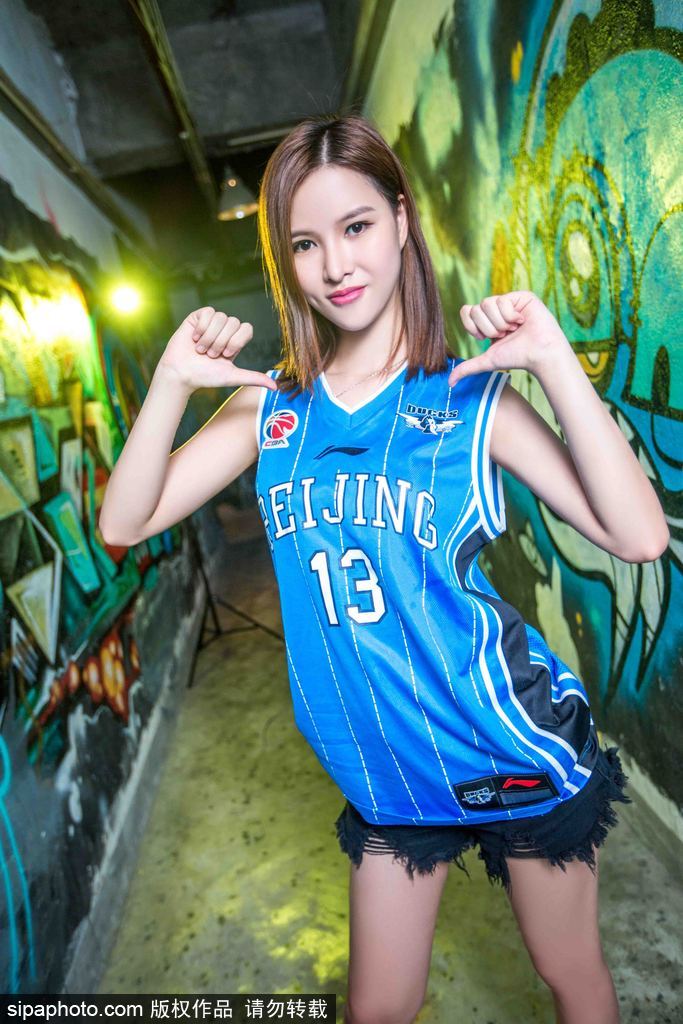 表演最后,几位宝贝聚在一起,背对镜头,她们用手势和肢体语言构成一幅充满活力的画面,向看台四周的观众致意,为这段精彩的助威表演画上完美的句号。