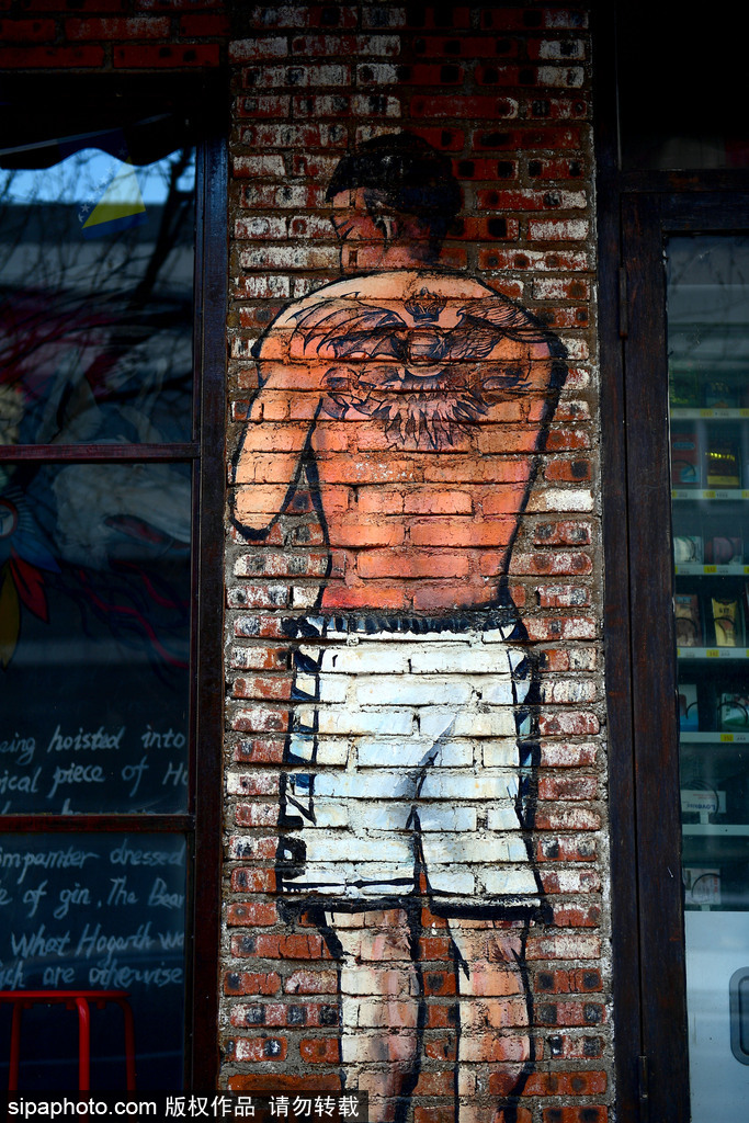 杨鸣裹着厚厚的围脖，眼神依旧帅气逼人，但在这幅漫画里，更多了几分在东北寒风中屹立不倒的冷峻与坚毅。