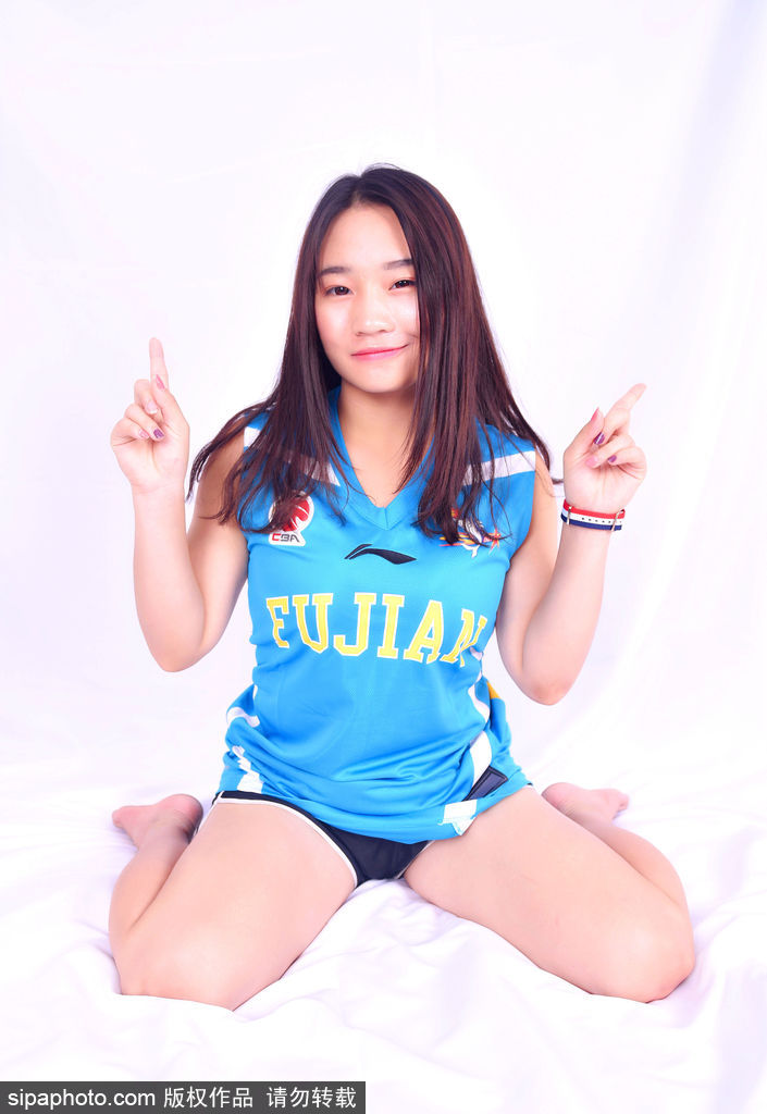 宝贝双手托腮,做出可爱的花朵姿势,脸上洋溢着治愈系的笑容,仿佛在说今天也要为福建队加油哦