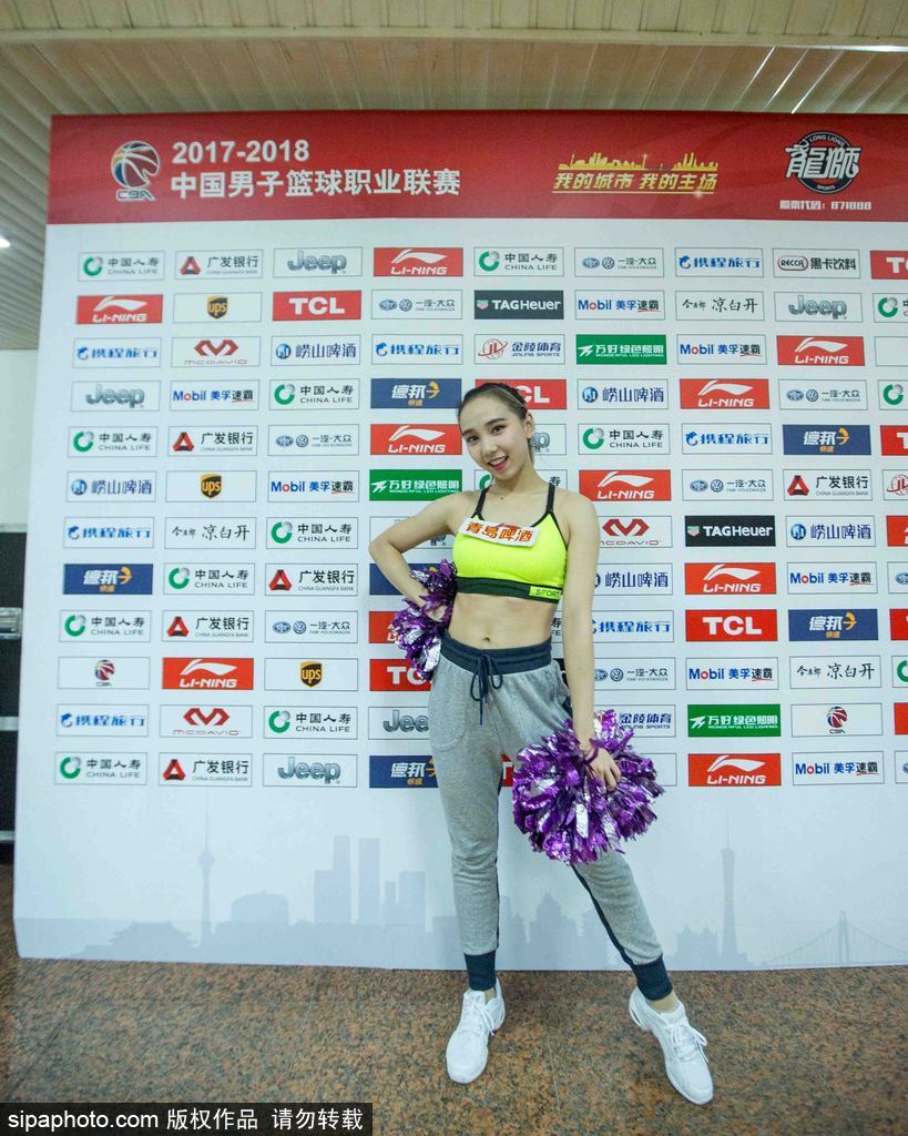 即将登场，这位篮球宝贝对着镜子练习标志性的甜美微笑，身旁的队友正在调整她服装上的装饰物，细节之处体现了团队的默契与温情。