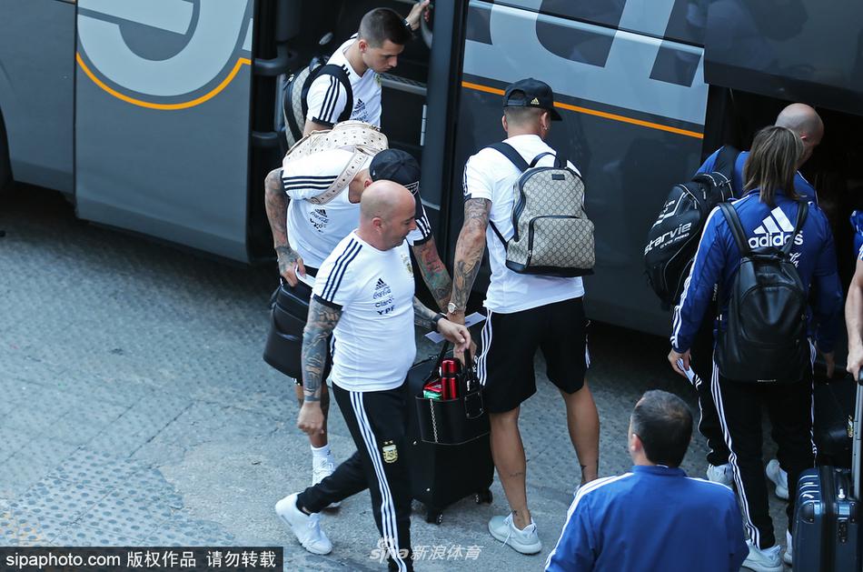西班牙队抵达俄罗斯图片