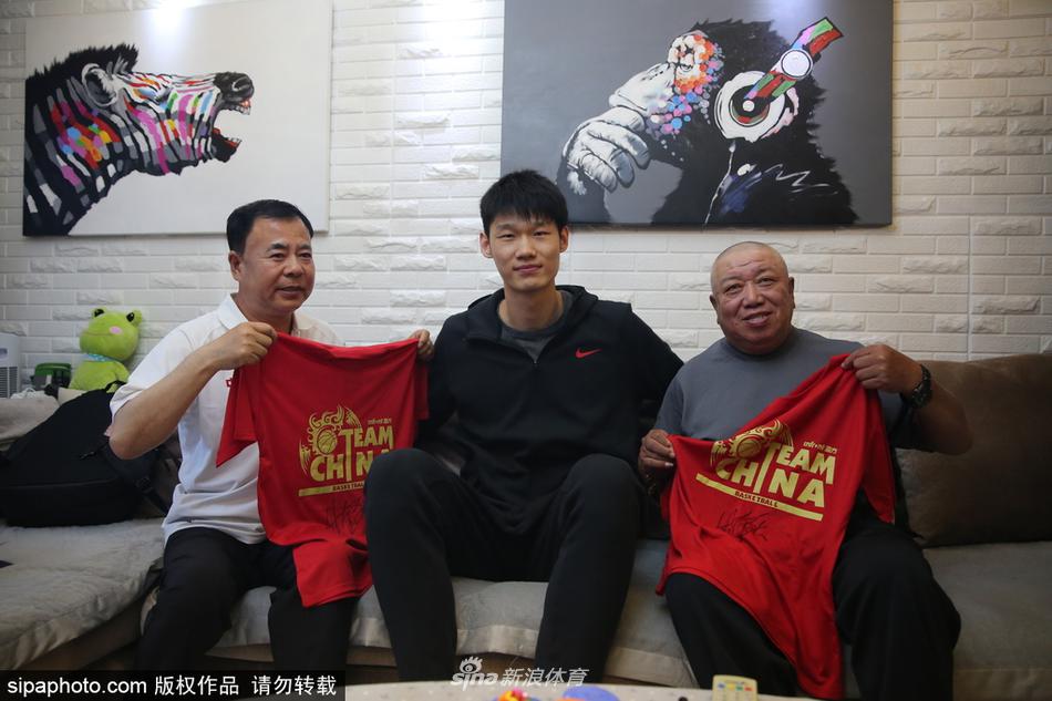 临别时，胡金秋在门口挥手道别，门框几乎与他等高，他微微弯腰的姿态谦逊有礼，楼道里的光线勾勒出他挺拔的轮廓，温情在这一刻静静流淌。