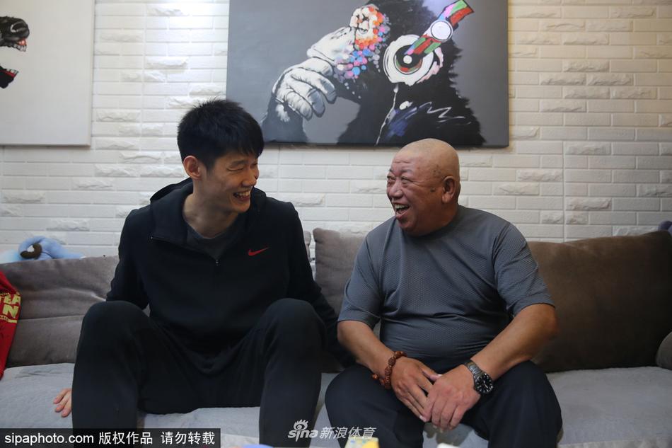 阳光透过窗户洒进屋内，胡金秋与球迷家的小男孩击掌约定，大手与小掌相触的瞬间，仿佛完成了一次关于热爱与坚持的无声传承。