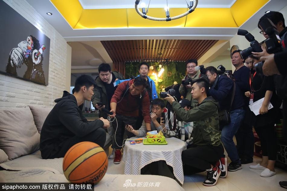 镜头拉远，胡金秋与这户沈阳人家的全体成员在客厅合影，三代人脸上都洋溢着灿烂的笑容，大秋将手轻轻搭在小朋友肩上，宛如家庭合照般自然和谐。