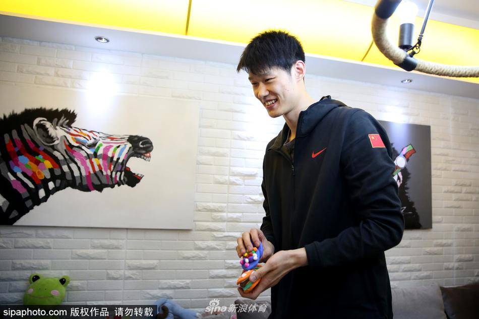 胡金秋俯身侧耳，专注地倾听面前小朋友说话，他高大的身影与稚嫩的孩童形成鲜明反差，眼神里却满是邻家大哥哥的温柔与耐心。