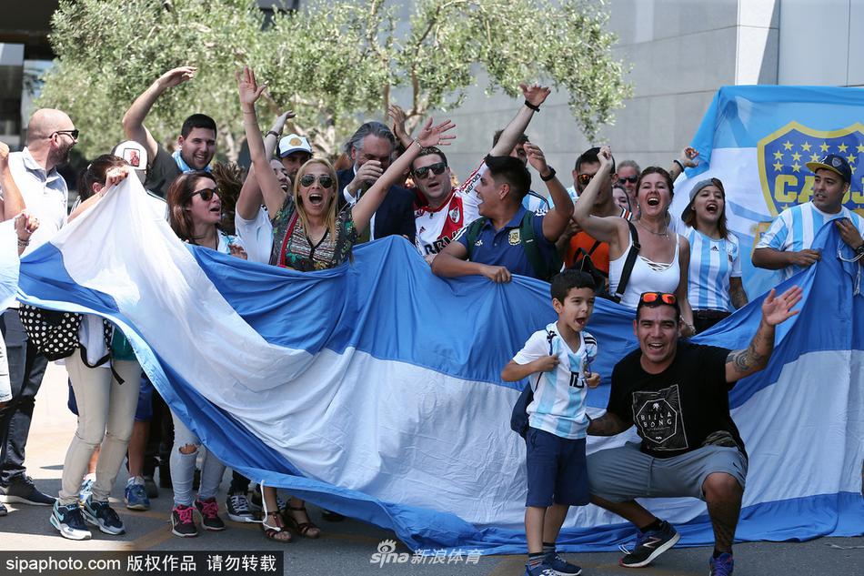 西班牙队抵达俄罗斯图片