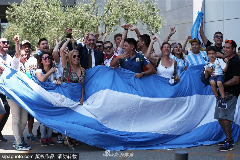 西班牙队抵达俄罗斯图片