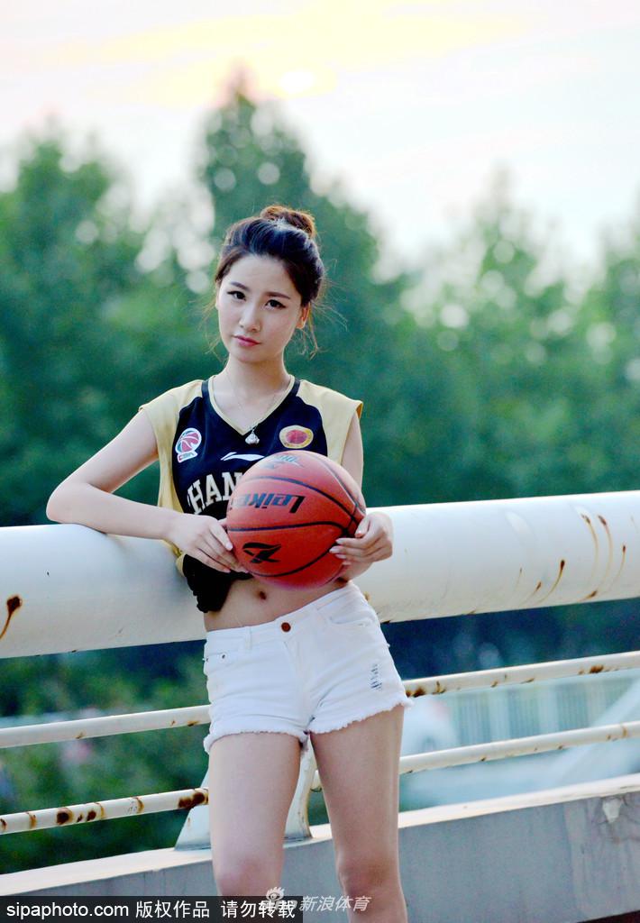 夏日微风中，山东美女球迷回眸一笑，眼神清澈，发丝轻扬，展现出清新脱俗的气质，与球场绿茵相映成趣。