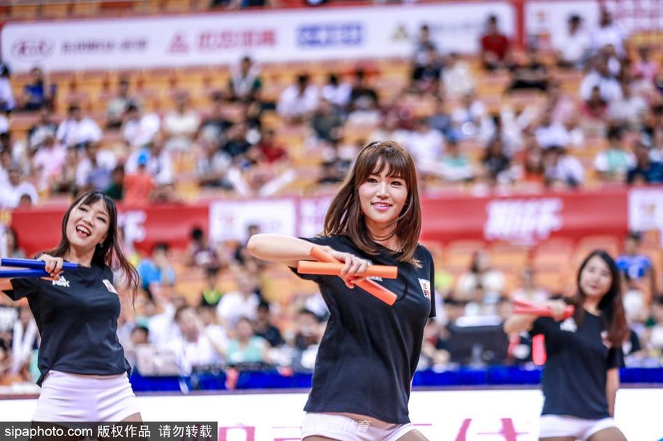 篮球宝贝们身着亮黄色热辣短裙，随着动感节拍高高跃起，马尾辫在空中划出活力弧线，仿佛将夏日的热情全部倾注在斯杯的赛场上。