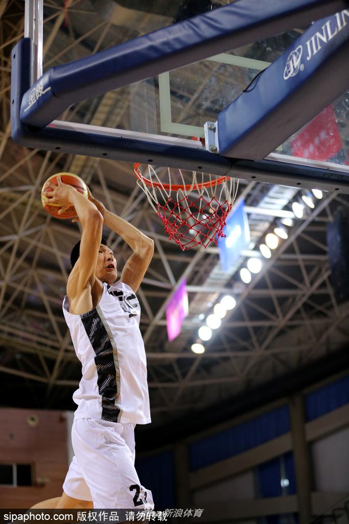 辽宁衡润队的球员在多人包夹下依然强势上篮,他在空中舒展身体,试图在对抗中寻找出手的空间。这种充满侵略性的打法点燃了全场的气氛,也展现了辽宁队深厚的战术素养和球员个人能力。