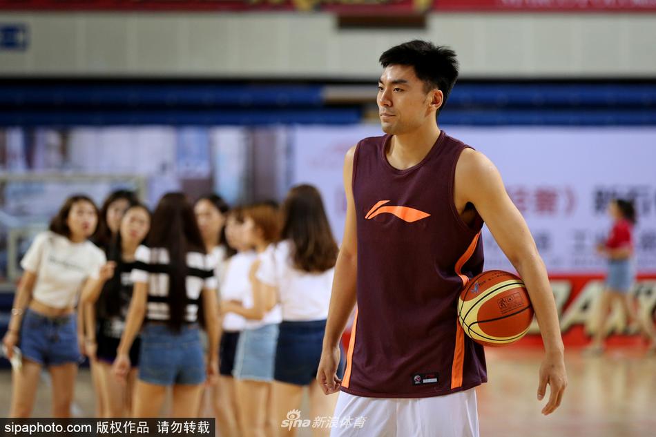 辽宁衡润队的队员们围成一圈,在场上进行着赛前的最后动员,他们的手臂交叠在一起,象征着此刻的团结与必胜的决心。廉明、高诗岩等即将远赴吉林的球员也在其中,虽然交流的协议已定,但此刻他们与辽宁队友们的心依然紧紧相连,共同为眼前的这场胜利呐喊。