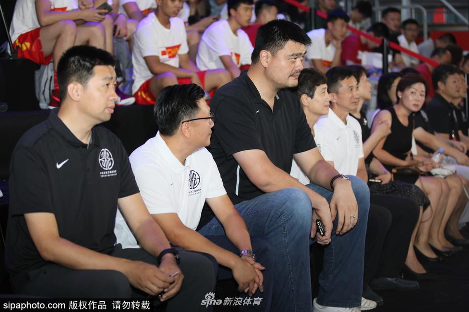 姚明在联赛启动仪式上开怀大笑，眼神中透露出对三人篮球未来发展的无限憧憬