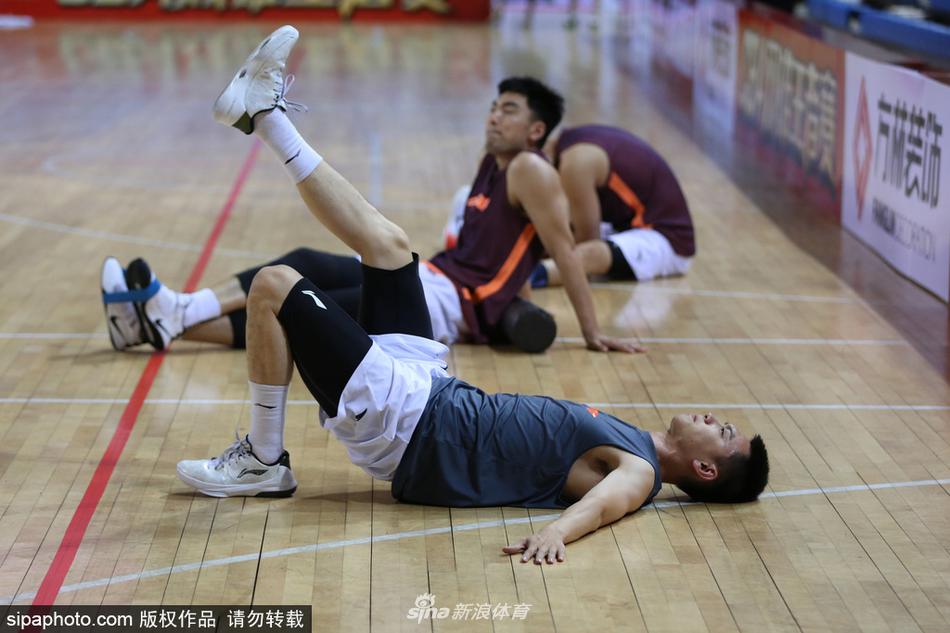 深圳新世纪队的球员试图突破辽宁队的严密防线,他高高跃起,眼神坚毅地寻找着传球路线。尽管这是一场热身赛,但双方在场上的每一次对抗都毫不松懈,全力以赴的竞技状态让看台上的球迷们大呼过瘾。