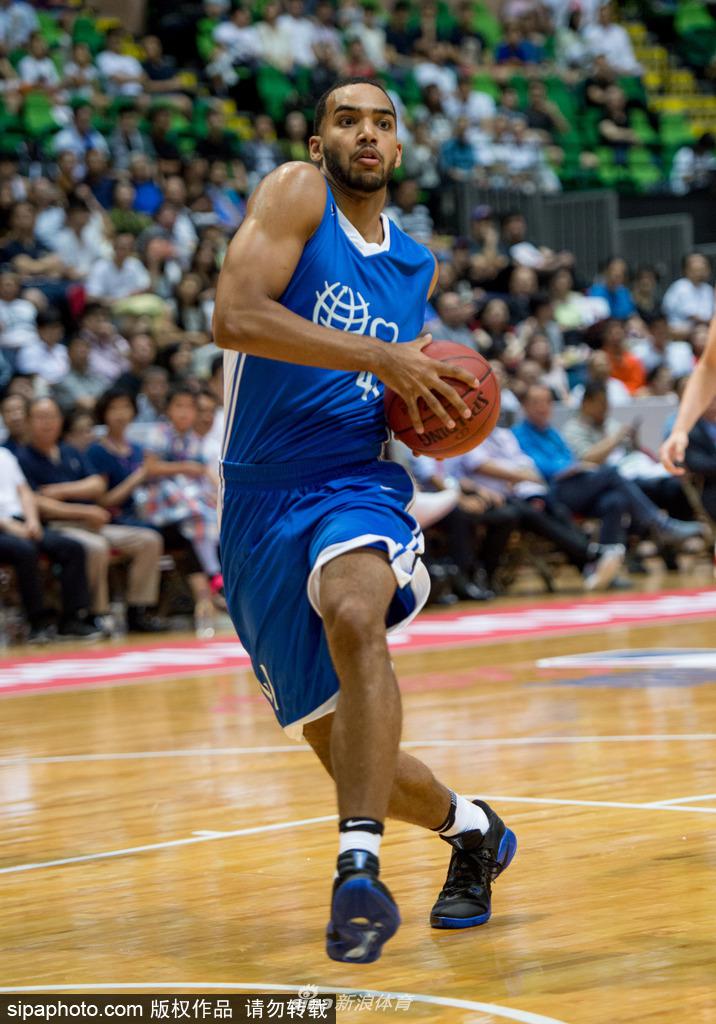 赛后，满脸笑容的中国队球员们聚集在场地中央，他们互相搭着肩膀，共同庆祝这场充满爱与拼搏的胜利，这一刻，比分牌上的数字已不再重要。