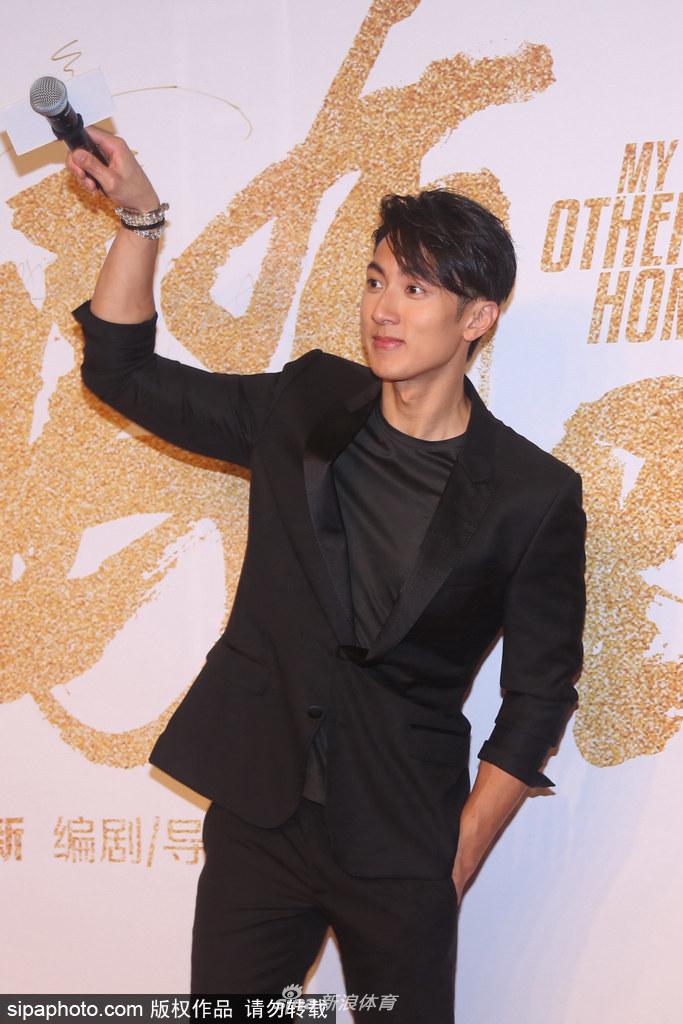 首映礼的最后,主创团队与嘉宾们在舞台上大合影,马布里、吴尊、何润东等人齐聚一堂,背景是闪耀的灯光与电影海报。大家竖起大拇指,为即将于8月4日上映的电影《我是马布里》加油打气,画面定格在这充满希望与梦想的一刻。